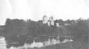 Пехра-Яковлевское. Церковь Спаса. Флигель и господский дом (до пожара), соединенные галереей