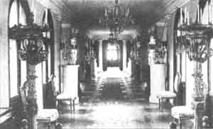 Усадьба Останкино. Проходная галерея. В простенках находятся экспонаты выставки осветительных приборов конца XVIII-начала XIX века, организованной при участии ОИРУ в 1928 г